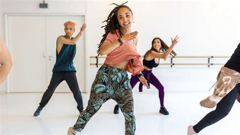 what to wear to dance class hip hop: how to balance comfort and style